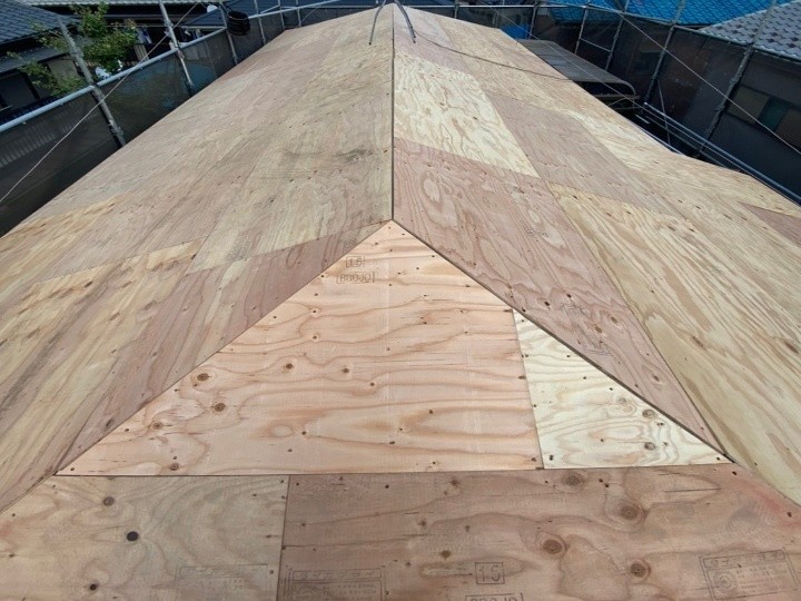 新規野地板の増し張りで屋根の土台を刷新