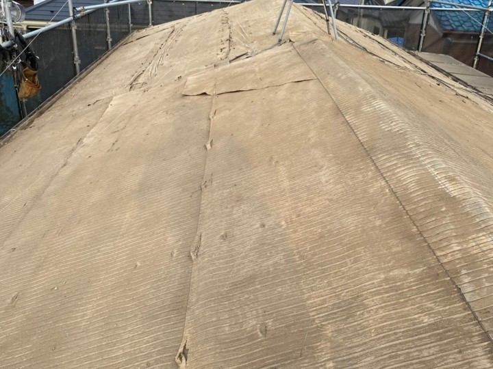 既存屋根材撤去後の下地確認と清掃