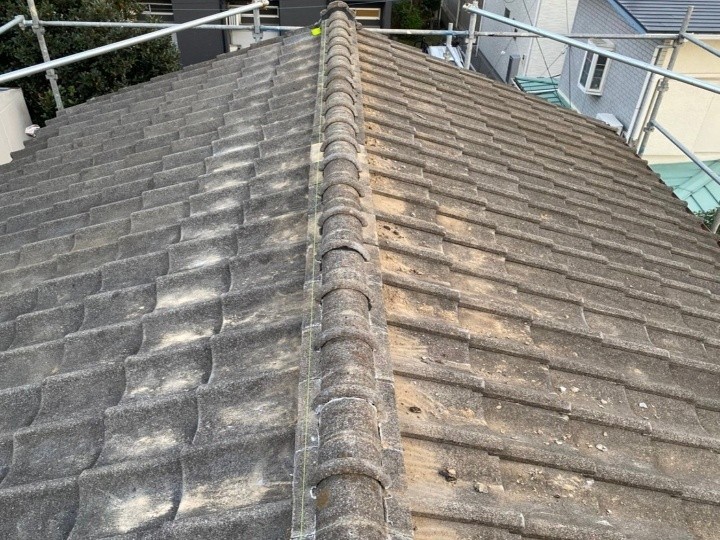 白い欠片が落ちたセメント瓦屋根に南蛮漆喰を使用した棟瓦取り直し工事してズレ・落下を防止