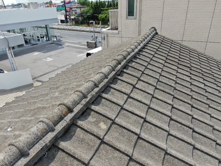 白い欠片が落ちたセメント瓦屋根