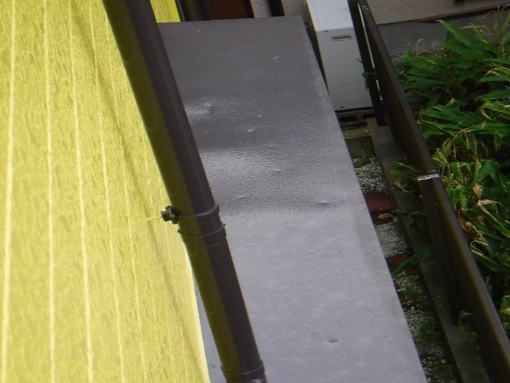 テラス下の庇に打痕と表面の乱れ