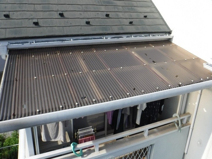 ベランダの傷んだ波板屋根