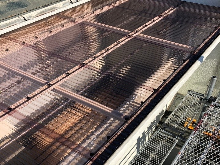 ベランダの傷んだ波板屋根をポリカーボネート波板屋根へ交換工事