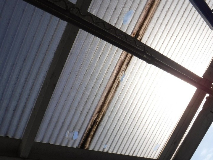 穴あきが広がった波板の状態