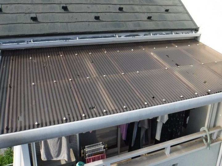 色あせと穴が目立つベランダ屋根全体
