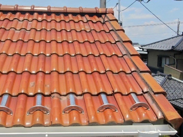 セメント瓦屋根に「棟瓦取り直し・一部葺き直し」工事したお住まい