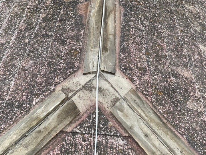 既存の棟板金・貫板を撤去して下地を整理