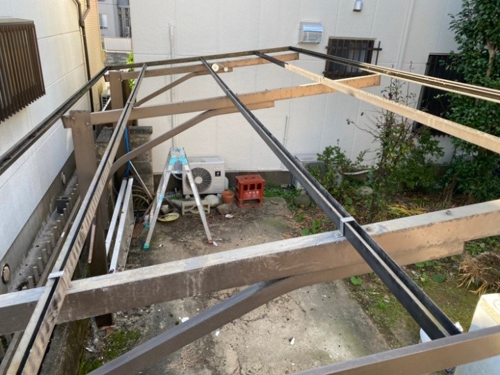 既存波板の撤去と骨組み状態の確認