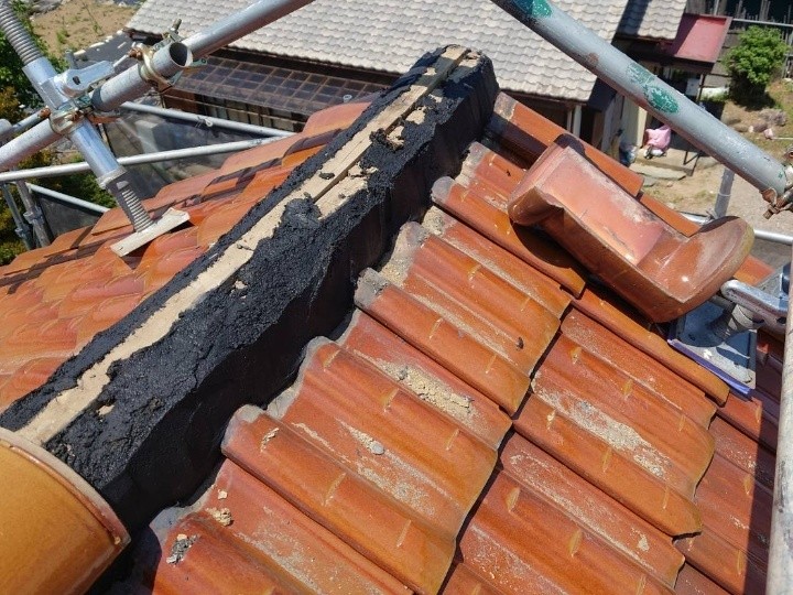 棟瓦の取り直しと南蛮漆喰による仕上げ