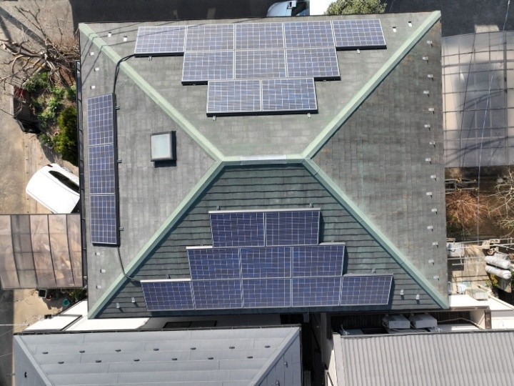 太陽光パネルが配置されたスレート屋根の全景確認