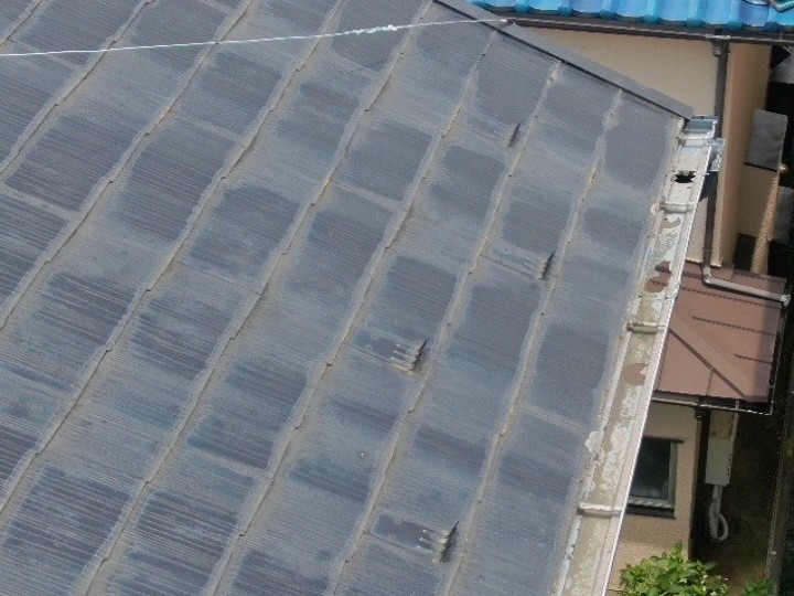 退色が進んだ屋根面と雨樋の劣化