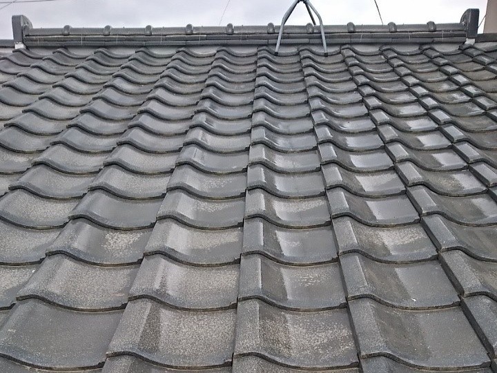 瓦屋根に葺き直し工事と棟瓦取り直し工事を併せて施工したお住まい