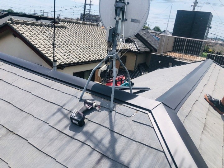 傷んだ棟板金に樹脂製貫板を採用した棟板金交換工事して固定力強化！