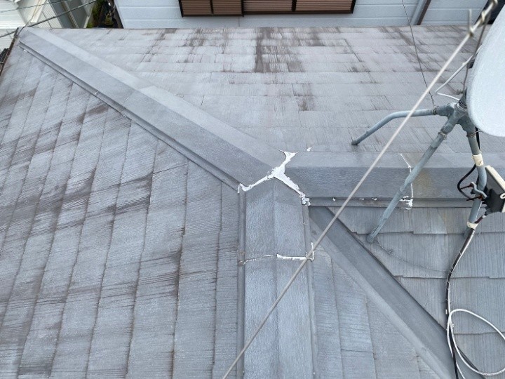 工事前の傷んだ棟板金