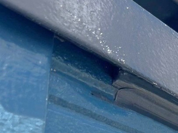 端部の切れと浮きが目立つシールライン