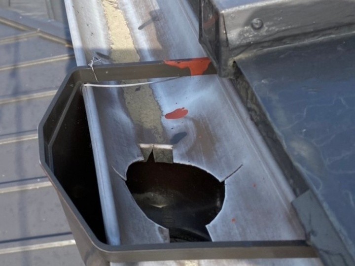 集水部付近が歪んで、雨水が漏れやすい状況