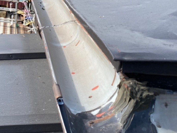 継ぎ目まわりに傷みが出ており、劣化の進行がうかがえる箇所