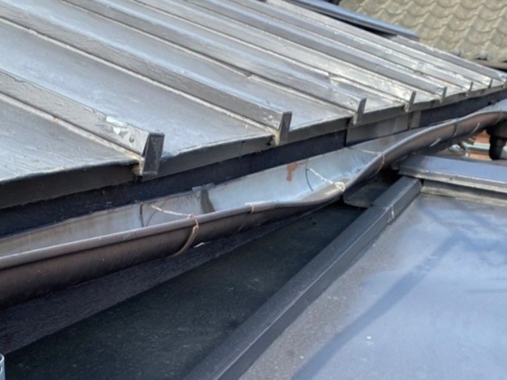 雨樋が波打つようにたわみ、勾配が乱れている状態