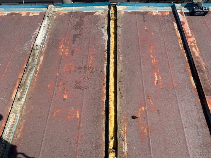 屋根面の継ぎ目に見えるすき間と内部の露出