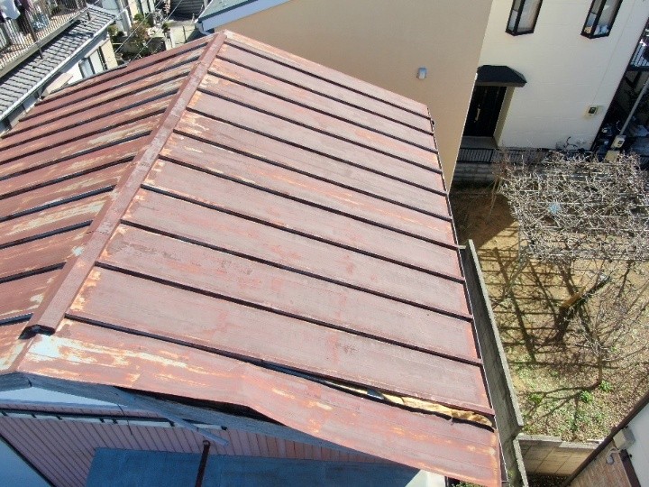トタン屋根全体に広がる色あせと浮き