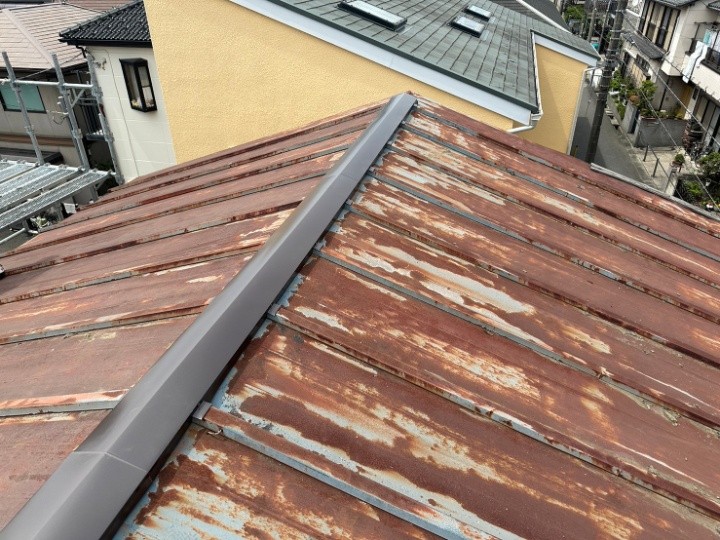 「金属屋根材で部分葺き替え＋棟板金交換」を行い復旧工事したお住まい
