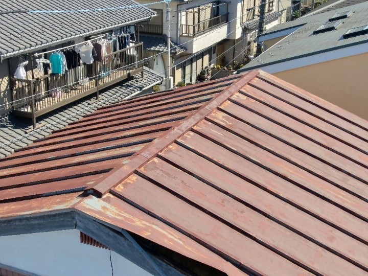 損傷したトタン屋根