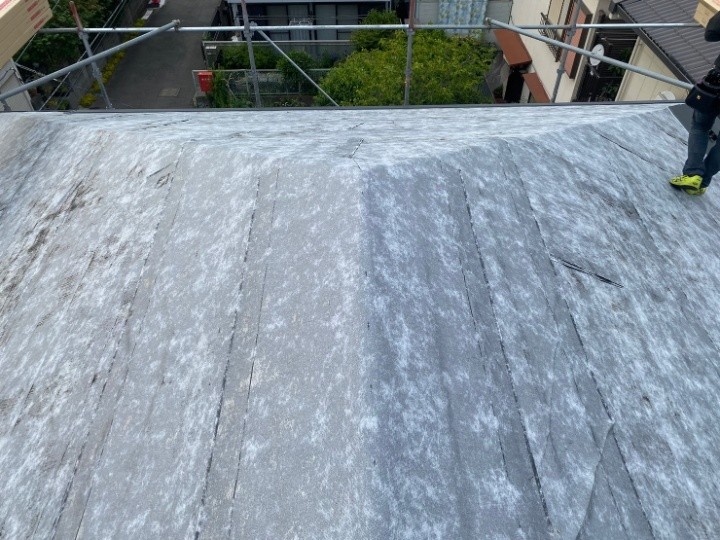 防水紙（粘着式アスファルトルーフィング）の敷設