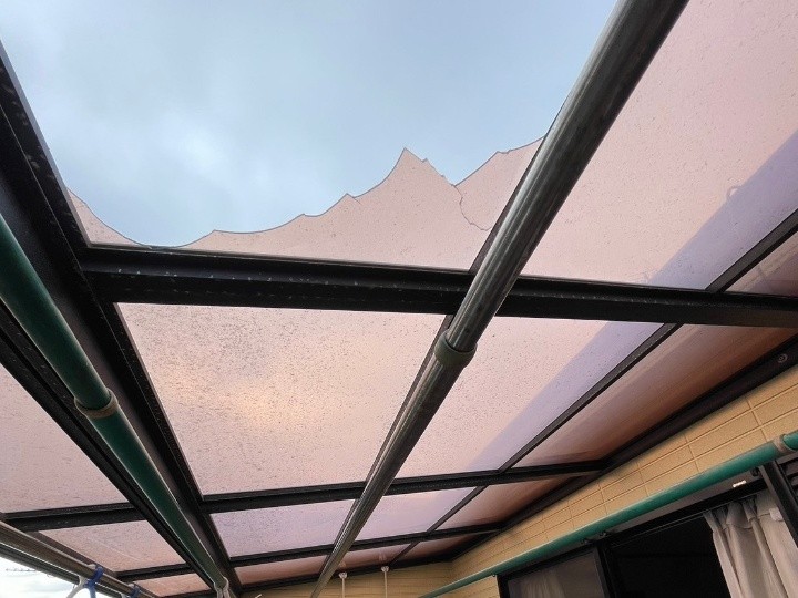 破損したベランダ屋根