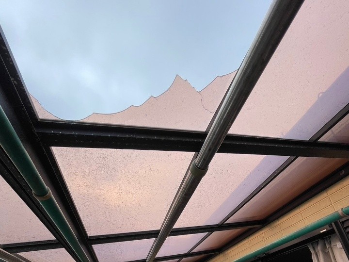 割れて欠けた屋根パネル
