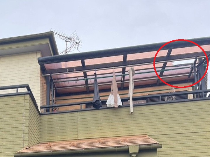 端部が破損したベランダ屋根