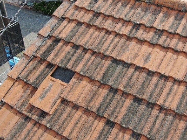 欠損部周辺のズレが目立ち、雨水の通り道ができやすい状態