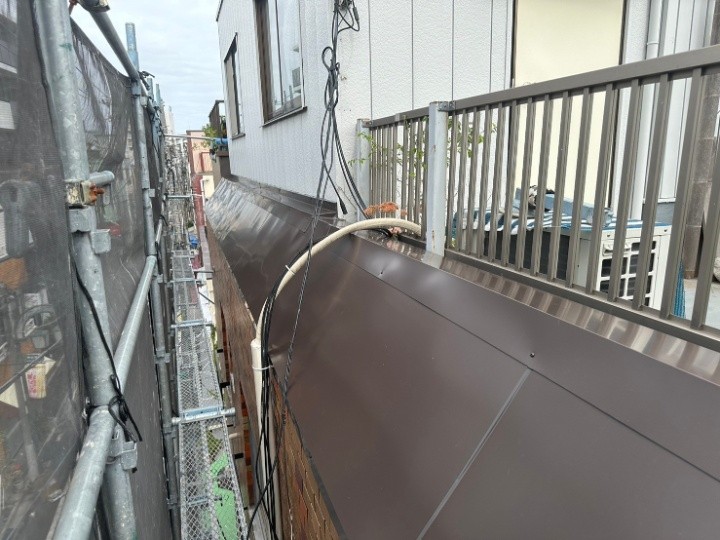 マンションにて笠木板金をガルバリウム鋼板で重ね張り（カバー工法）を行い雨漏り対策