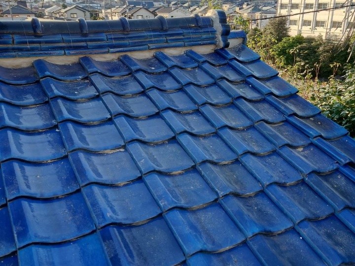 瓦屋根を部分葺き直し工事したお住まい