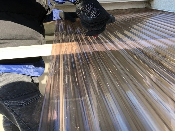 新しい波板の設置準備