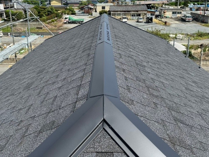 雹被害で凹んだ棟板金に樹脂製貫板を採用した棟板金交換工事で耐久性強化
