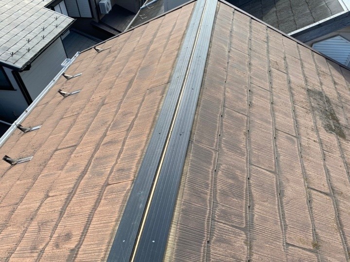 樹脂製の下地（貫板）を設置し、ビスで更新