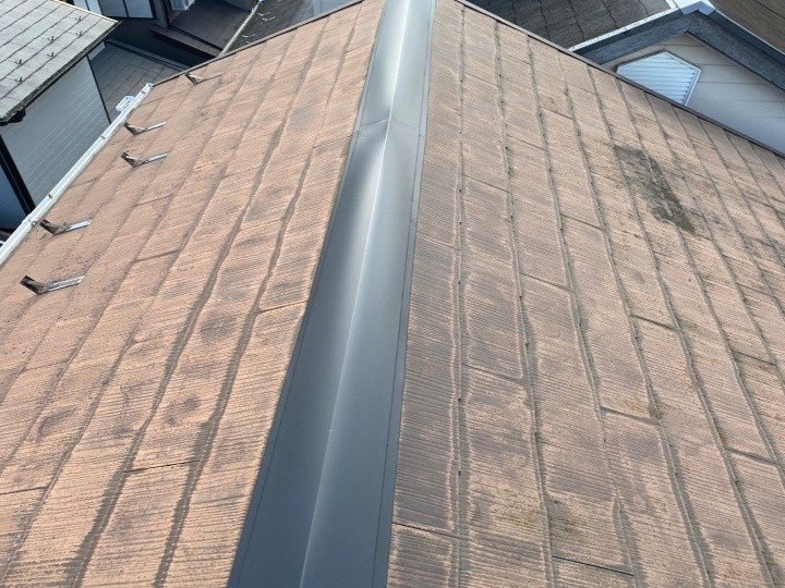 棟板金の取り付けと継ぎ目のコーキング処理