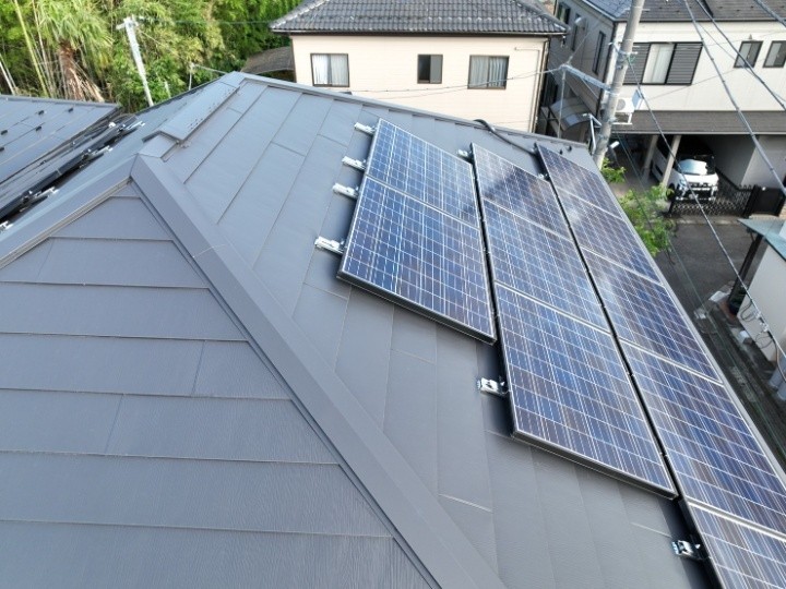 スレート屋根に金属屋根材でカバー工法したお住まい