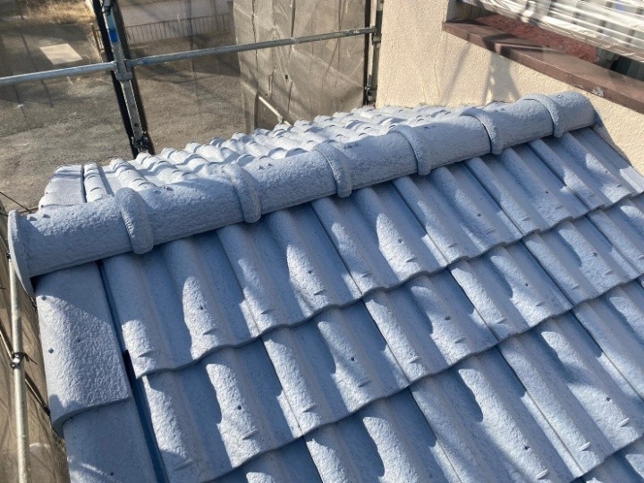 下塗りで吸い込みを抑え、密着性を底上げ