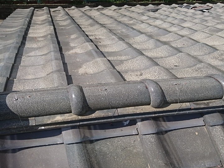 棟付近の瓦ズレを確認