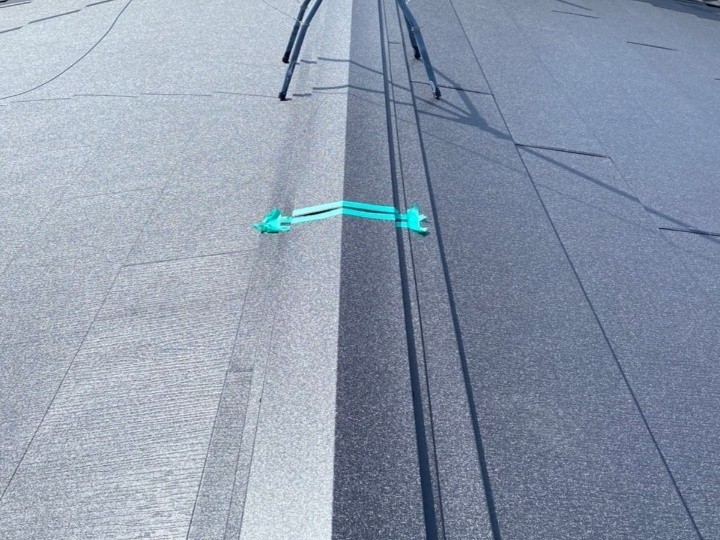 棟板金の取り付けと継ぎ目のコーキング処理