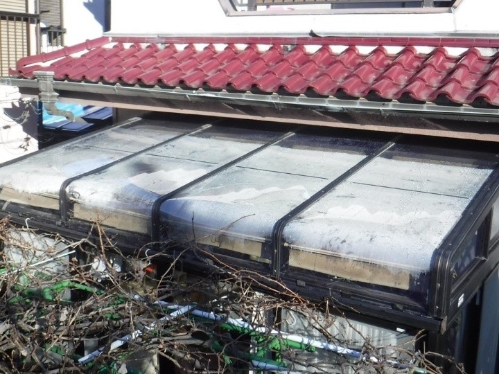 屋根面のくすみと表面劣化の進行