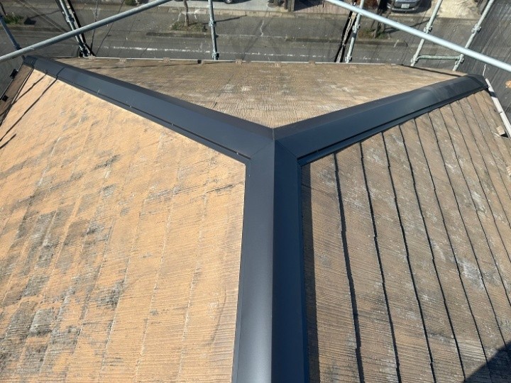 新規棟板金の取り付け作業