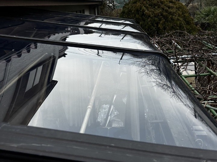 サンルームのポリカ屋根を交換工事して劣化対策