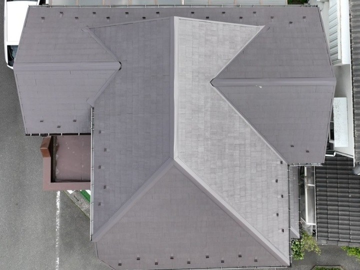 劣化したスレート屋根に棟板金交換と塗装工事を併せて行いメンテナンス