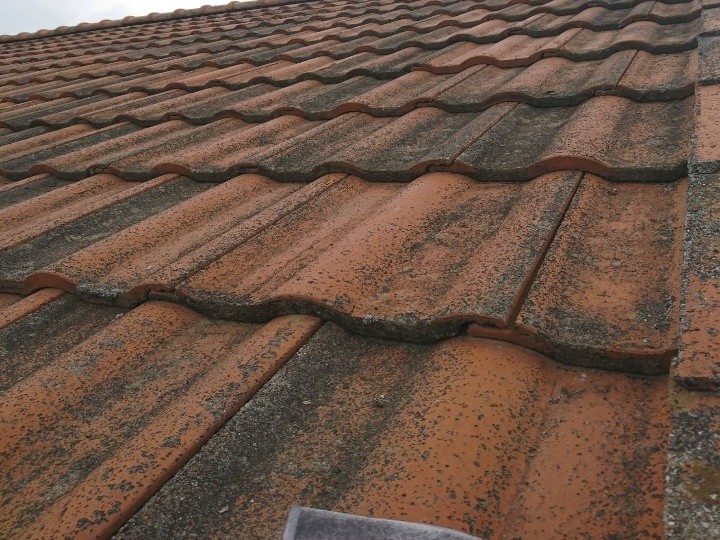 雨漏りした築25年瓦屋根の防水紙劣化を葺き直し工事して再発防止