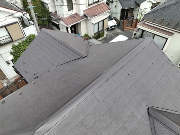 棟板金交換と塗装工事を併せた屋根の外観