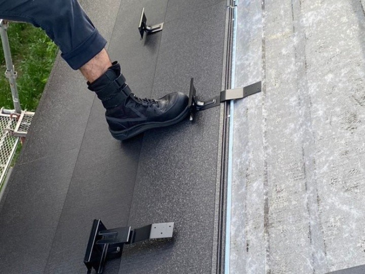 雪止め金具の設置