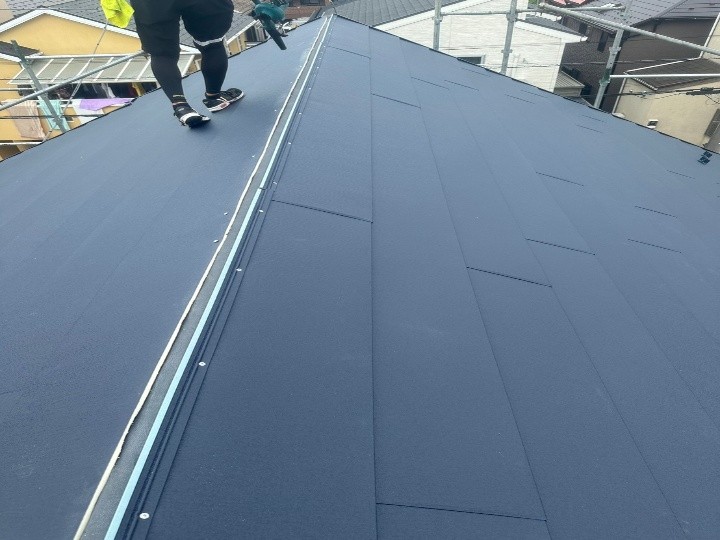 屋根材施工中の棟付近