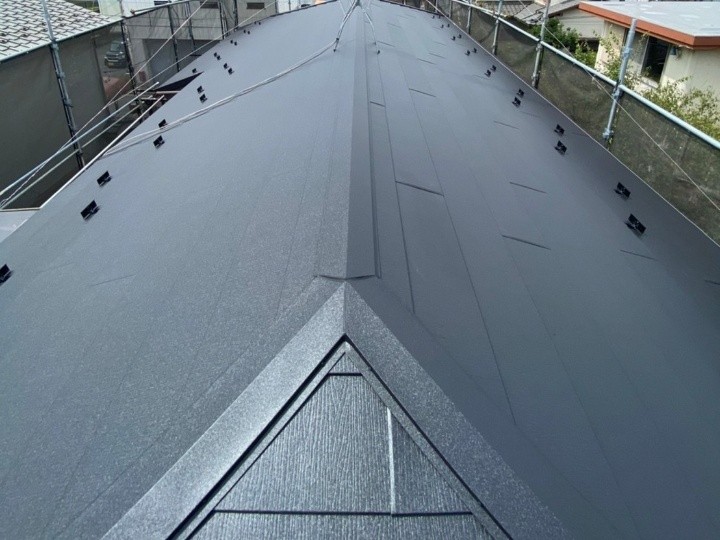 築35年セメント瓦屋根からスーパーガルテクト屋根へ葺き替え工事したお住まい